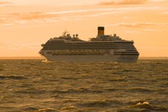 El trazador de líneas de la travesía del ` de Costa Magica del ` va al golfo de Finlandia por la tarde del verano foto de archivo libre de regalías El trazador de líneas de la travesía del ` de Costa Magica del ` va al golfo de Finlandia por la tarde del verano foto de archivo libre de regalías