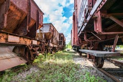 El tren abandonado viejo del cargo dos fija la situación en algunas vías viejas fotos de archivo El tren abandonado viejo del cargo dos fija la situación en algunas vías viejas fotos de archivo