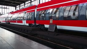 El tren en la estación en Berlín El tren en la estación en Berlín