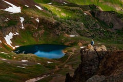 El turista admira la visión desde el paso de California hacia el lago Como y fotos de archivo El turista admira la visión desde el paso de California hacia el lago Como y fotos de archivo
