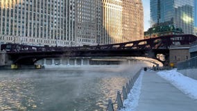El vapor que sube y que sopla a través del río Chicago como temperaturas hunde en una mañana de congelación de enero en el lazo d El vapor que sube y que sopla a través del río Chicago como temperaturas hunde en una mañana de congelación de enero en el lazo d