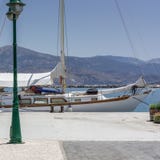 El velero atracó, Lixouri Kefalonia Grecia imagen de archivo El velero atracó, Lixouri Kefalonia Grecia imagen de archivo