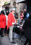 El vendedor de focos es soportes en la tabla con las mercancías imagen de archivo El vendedor de focos es soportes en la tabla con las mercancías imagen de archivo