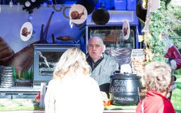 El vendedor no identificado de la sopa del caracol en el mercado de la Navidad imágenes de archivo libres de regalías El vendedor no identificado de la sopa del caracol en el mercado de la Navidad imágenes de archivo libres de regalías