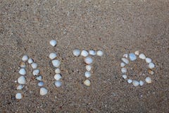 El verano de la palabra, presentado en la arena con las cáscaras, en la lengua ucraniana foto de archivo libre de regalías El verano de la palabra, presentado en la arena con las cáscaras, en la lengua ucraniana foto de archivo libre de regalías