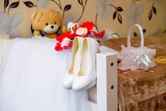 el vestido de boda de la novia con los zapatos de los accesorios lleva el ramo ilustración del vector el vestido de boda de la novia con los zapatos de los accesorios lleva el ramo ilustración del vector