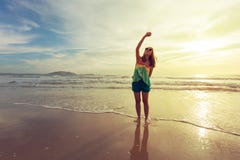 El viaje de la mujer goza toma un selfie de la foto en la playa con salida del sol foto de archivo libre de regalías El viaje de la mujer goza toma un selfie de la foto en la playa con salida del sol foto de archivo libre de regalías