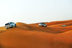 El viaje del desierto de Dubai en coche campo a través imágenes de archivo libres de regalías El viaje del desierto de Dubai en coche campo a través imágenes de archivo libres de regalías