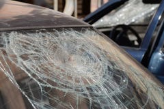 El vidrio quebrado del coche. Imágenes de archivo libres de regalías El vidrio quebrado del coche. Imágenes de archivo libres de regalías
