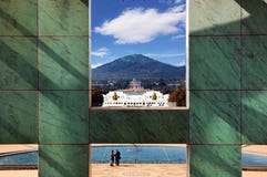 El viejo parlamento contiene Canberra foto de archivo El viejo parlamento contiene Canberra foto de archivo
