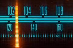 El vintage de radio del sintonizador, el dial análogo FM/AM se cierra para arriba fotos de archivo libres de regalías El vintage de radio del sintonizador, el dial análogo FM/AM se cierra para arriba fotos de archivo libres de regalías