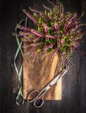 El vintage scissors con las flores de la cinta y del otoño en fondo de madera rústico fotos de archivo El vintage scissors con las flores de la cinta y del otoño en fondo de madera rústico fotos de archivo