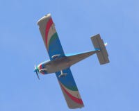 El vuelo de un aeroplano con colores italianos fotos de archivo libres de regalías El vuelo de un aeroplano con colores italianos fotos de archivo libres de regalías