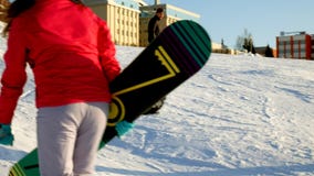 El vídeo del esquí de la nieve se inclina, las líneas de la elevación y valle del parque en el Wasatch Día soleado con las famili El vídeo del esquí de la nieve se inclina, las líneas de la elevación y valle del parque en el Wasatch Día soleado con las famili