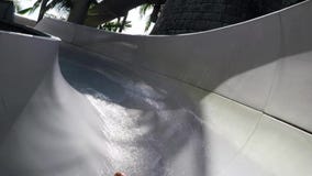 El Waterslide en la aguamarina del centro turístico de vacaciones parquea divertirse y jugar El Waterslide en la aguamarina del centro turístico de vacaciones parquea divertirse y jugar