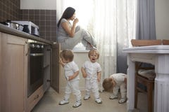 El único lugar seguro para beber el café para la madre con muchos niños fotos de archivo libres de regalías El único lugar seguro para beber el café para la madre con muchos niños fotos de archivo libres de regalías