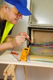 Electrian στην εργασία στο εργοτάξιο στοκ φωτογραφίες Electrian στην εργασία στο εργοτάξιο στοκ φωτογραφίες