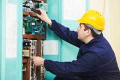 Electrician at safety fuse device replace work