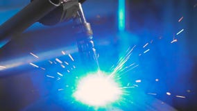 Electro заварка работая на фабрике для продукции частей металла Процесс заварки конец-вверх съемки акции видеоматериалы Electro заварка работая на фабрике для продукции частей металла Процесс заварки конец-вверх съемки акции видеоматериалы