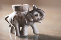 Elefante da fortuna com dólar em seu tronco imagens de stock royalty free Elefante da fortuna com dólar em seu tronco imagens de stock royalty free