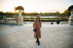 Elegancka dziewczyna w żakiecie pozuje dla fotografa Park obraz stock Elegancka dziewczyna w żakiecie pozuje dla fotografa Park obraz stock