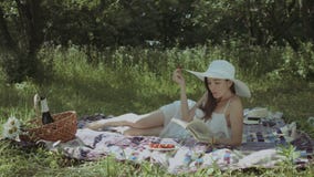 Elegancka kobieta czyta książkę w lato parku zdjęcie wideo Elegancka kobieta czyta książkę w lato parku zdjęcie wideo