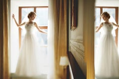 Elegancka luksusowa wspaniała blondynki panna młoda pozuje na tle ho zdjęcia stock Elegancka luksusowa wspaniała blondynki panna młoda pozuje na tle ho zdjęcia stock