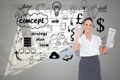 Elegancki bizneswoman robi gestowi podczas gdy trzymający gazetę Zdjęcia Stock Elegancki bizneswoman robi gestowi podczas gdy trzymający gazetę Zdjęcia Stock