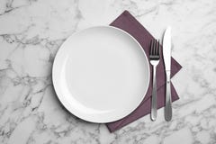 Elegancki ceramiczny talerz, pielucha i cutlery na marmurowym tle, zdjęcie stock Elegancki ceramiczny talerz, pielucha i cutlery na marmurowym tle, zdjęcie stock