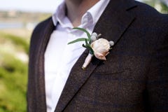 Elegancki fornal w, boutonniere biel róża i z bliska obrazy royalty free Elegancki fornal w, boutonniere biel róża i z bliska obrazy royalty free
