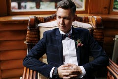 Elegancki fornala portret na tle drewniana ściana nieociosany ślubny pojęcie w stajni, szczęśliwi artystyczni nowożeńcy człowieku fotografia royalty free Elegancki fornala portret na tle drewniana ściana nieociosany ślubny pojęcie w stajni, szczęśliwi artystyczni nowożeńcy człowieku fotografia royalty free