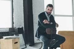 Elegancki młody człowiek w łęku krawacie i kostiumu długopis biznesowej stylu biała kobieta modny wizerunek fotografia royalty free Elegancki młody człowiek w łęku krawacie i kostiumu długopis biznesowej stylu biała kobieta modny wizerunek fotografia royalty free