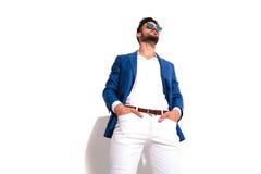 Elegancki młody człowiek jest ubranym okulary przeciwsłonecznych stoi z rękami w pock zdjęcie stock Elegancki młody człowiek jest ubranym okulary przeciwsłonecznych stoi z rękami w pock zdjęcie stock