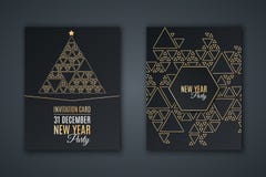 Elegant inbjudankort för parti för ` s för nytt år Mönstra mosaiken som göras av guld- trianglar på en svart bakgrund Gjord julgr vektor illustrationer Elegant inbjudankort för parti för ` s för nytt år Mönstra mosaiken som göras av guld- trianglar på en svart bakgrund Gjord julgr vektor illustrationer