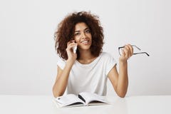 Elegant jong Afrikaans meisje die een onderbreking die van haar studie nemen, aan moeder die op telefoon spreken, nieuwe vriend o royalty-vrije stock fotografie Elegant jong Afrikaans meisje die een onderbreking die van haar studie nemen, aan moeder die op telefoon spreken, nieuwe vriend o royalty-vrije stock fotografie