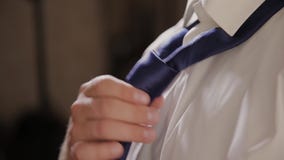 Elegante bedrijfsmens in wit overhemd die zijn band verbeteren en zijn kostuumjasje dichtknopen Sluit omhoog stock video Elegante bedrijfsmens in wit overhemd die zijn band verbeteren en zijn kostuumjasje dichtknopen Sluit omhoog stock video