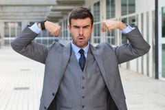 Elegante grappige zakenman die zijn spieren buigen royalty-vrije stock foto Elegante grappige zakenman die zijn spieren buigen royalty-vrije stock foto