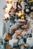 Elegante Kerstmishand - de gemaakte giftendoos stelt met bruine bogen voor Selectieve nadruk stock foto's Elegante Kerstmishand - de gemaakte giftendoos stelt met bruine bogen voor Selectieve nadruk stock foto's