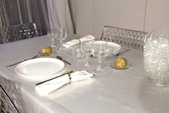 Elegante lijst die op een romantisch diner wordt voorbereid stock foto's Elegante lijst die op een romantisch diner wordt voorbereid stock foto's