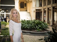 Elegante mooie blonde jonge vrouw in elegante stad die in Europa plaatsen royalty-vrije stock afbeeldingen Elegante mooie blonde jonge vrouw in elegante stad die in Europa plaatsen royalty-vrije stock afbeeldingen