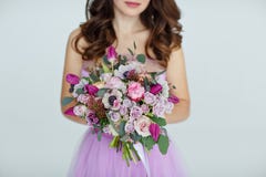 Eleganter eleganter Blumenstrauß von verschiedenen Blumen in den purpurroten Farben, Bindung lizenzfreie stockfotografie Eleganter eleganter Blumenstrauß von verschiedenen Blumen in den purpurroten Farben, Bindung lizenzfreie stockfotografie