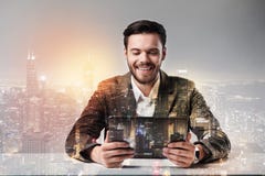 Eleganter junger Mann, der den Schirm einer Tablette betrachtet lizenzfreie stockfotos Eleganter junger Mann, der den Schirm einer Tablette betrachtet lizenzfreie stockfotos