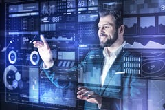 Eleganter Programmierer, der beim Haben eines produktiven Tages bei der Arbeit froh sich fühlt stockbild Eleganter Programmierer, der beim Haben eines produktiven Tages bei der Arbeit froh sich fühlt stockbild