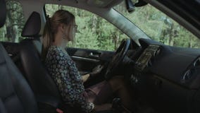 Eleganter Schönheitsbefestigungsauto-Sicherheitsgurt stock video footage Eleganter Schönheitsbefestigungsauto-Sicherheitsgurt stock video footage