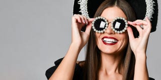 Elegantie en stijl Studioportret van schitterende jonge vrouw in weinig het zwarte kleding stellen tegen gele achtergrond stock fotografie Elegantie en stijl Studioportret van schitterende jonge vrouw in weinig het zwarte kleding stellen tegen gele achtergrond stock fotografie