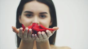 Eleganz und Weichheit Schöne junge brunette Haarfrau brennt die Blumenblätter der Erde durch stock video footage Eleganz und Weichheit Schöne junge brunette Haarfrau brennt die Blumenblätter der Erde durch stock video footage