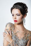 Eleganza. Bella donna lussuosa in vestito con gli zecchini ed i gioielli immagine stock Eleganza. Bella donna lussuosa in vestito con gli zecchini ed i gioielli immagine stock