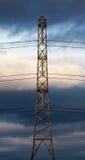 Elektriciteitspyloon en kabels tegen een stormachtige hemel royalty-vrije stock afbeeldingen Elektriciteitspyloon en kabels tegen een stormachtige hemel royalty-vrije stock afbeeldingen