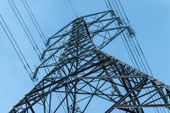Elektricitetspylons i kornfält arkivbild Elektricitetspylons i kornfält arkivbild
