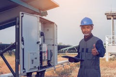 Elektriker, der sich Daumen für große Leistungsenergie an so zeigt stockfoto Elektriker, der sich Daumen für große Leistungsenergie an so zeigt stockfoto